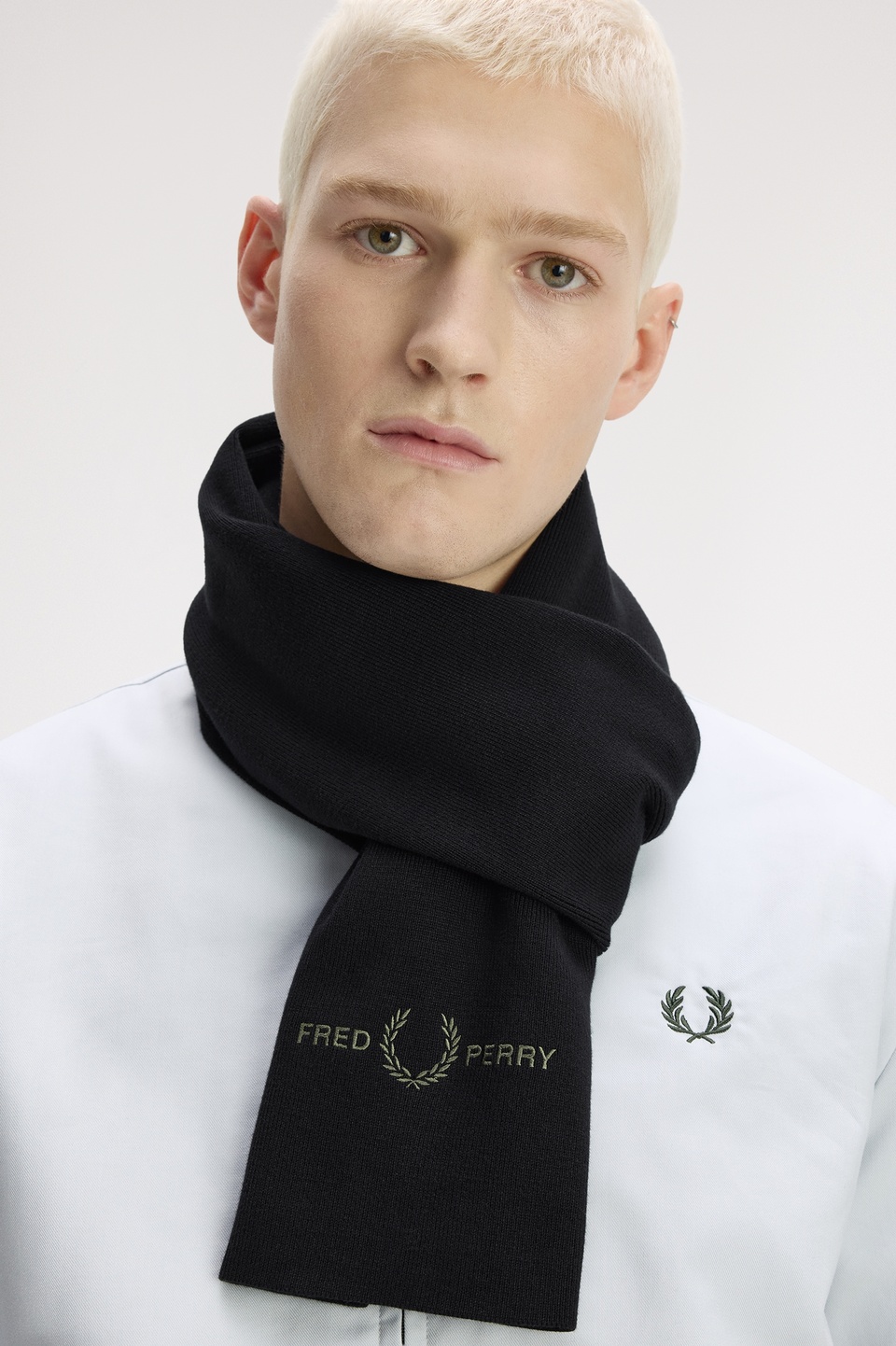 Graphic Flp Scarf(1SZ 13C：BLACK / LAUREL WREATH GREEN): | FRED