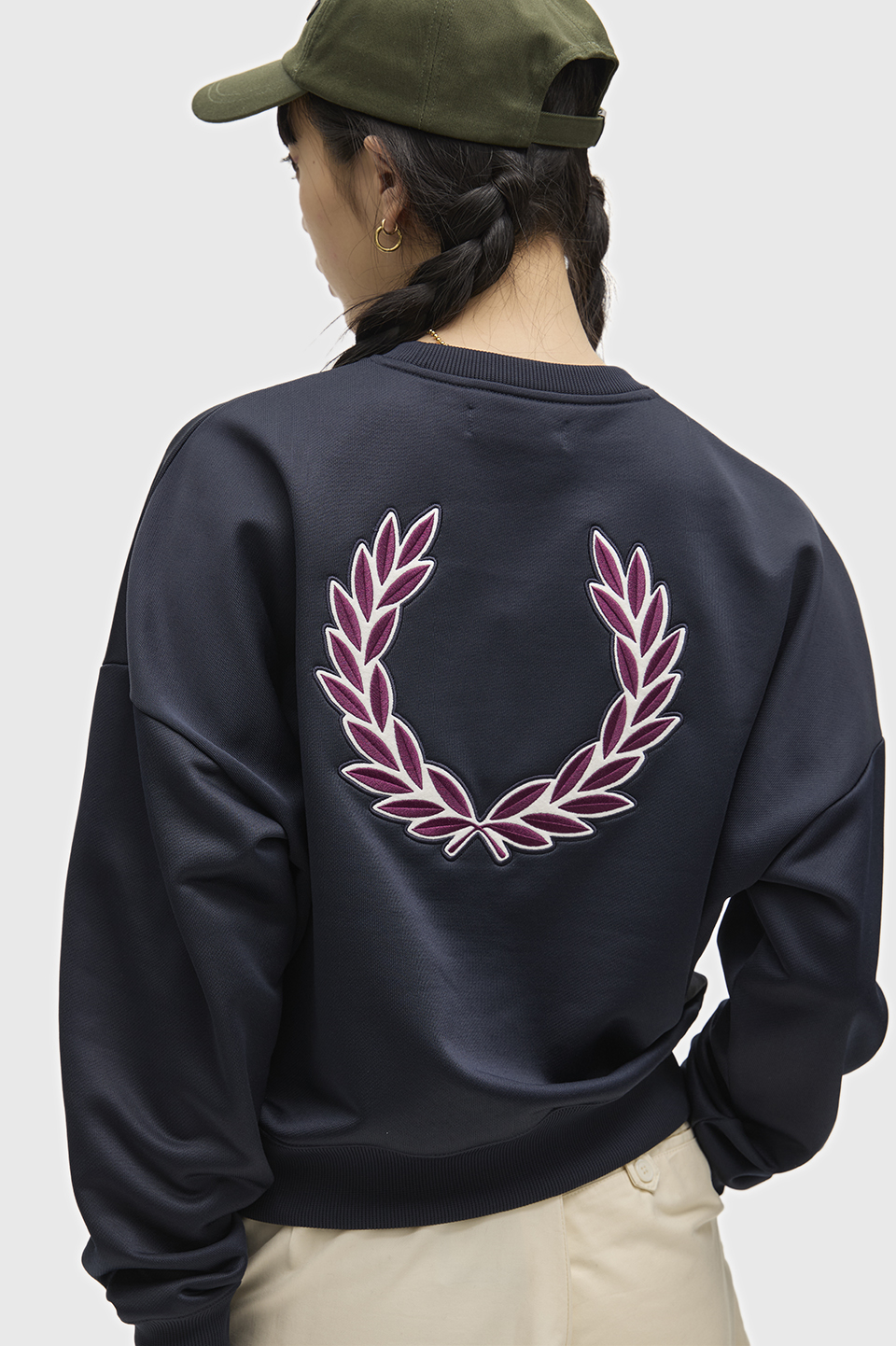 Laurel Wreath Badge Sweatshirt(10 608：NAVY): | FRED PERRY JAPAN