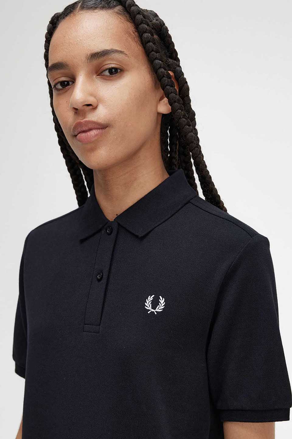 FRED PERRY 黒のシャツ