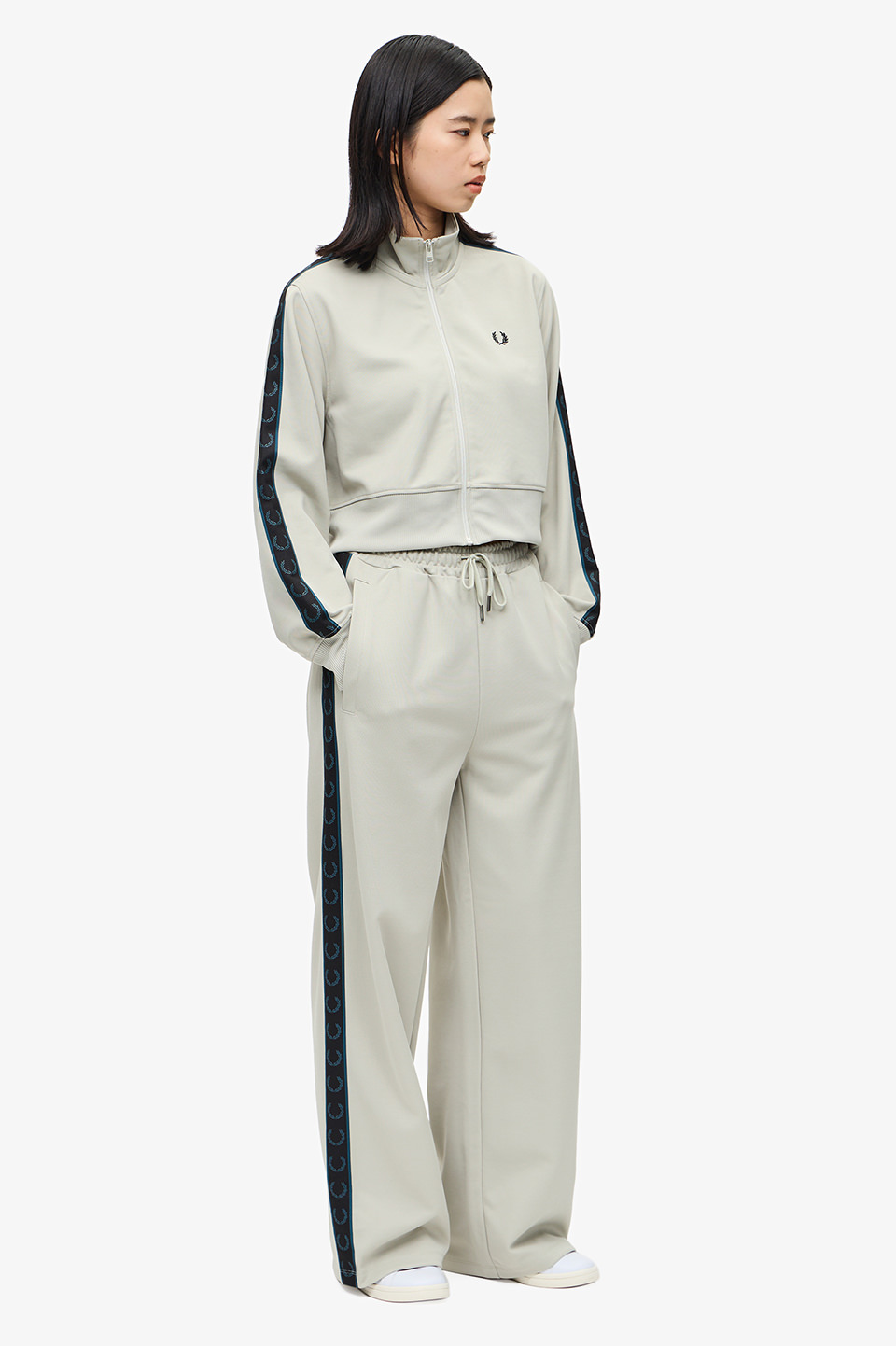 Cropped Taped Track Jacket(10 P04：LIGHT OYSTER): | FRED PERRY 
