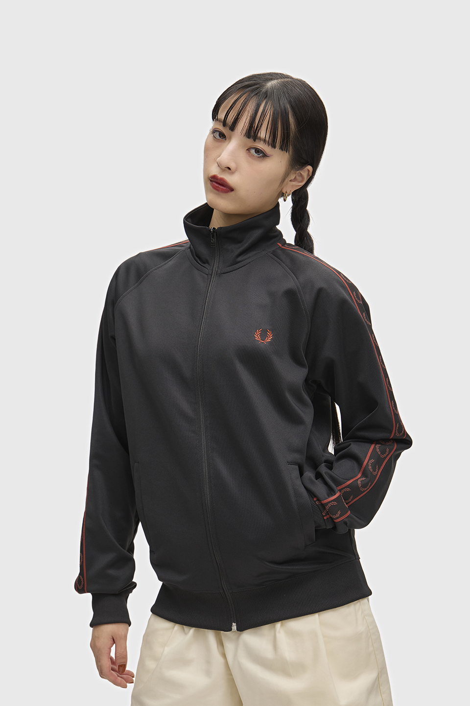 モデル:H168 B79 W59 H85 着用サイズ:M