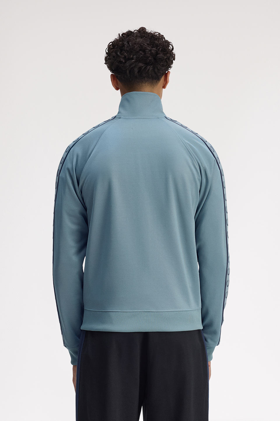 モデル:H188 B96 W73 着用サイズ:M