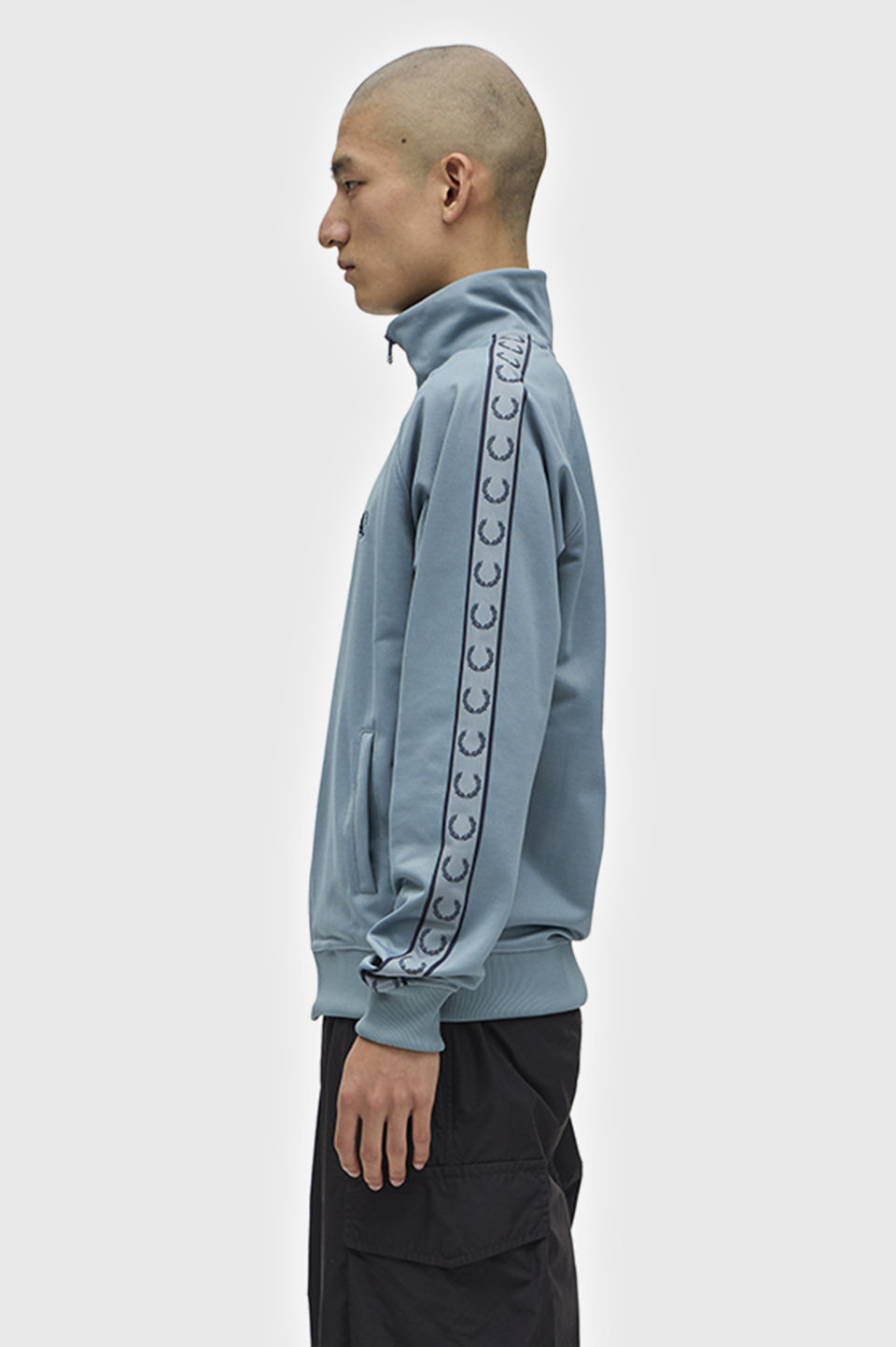 モデル:H178 B84 W67.5 H85 着用サイズ:M