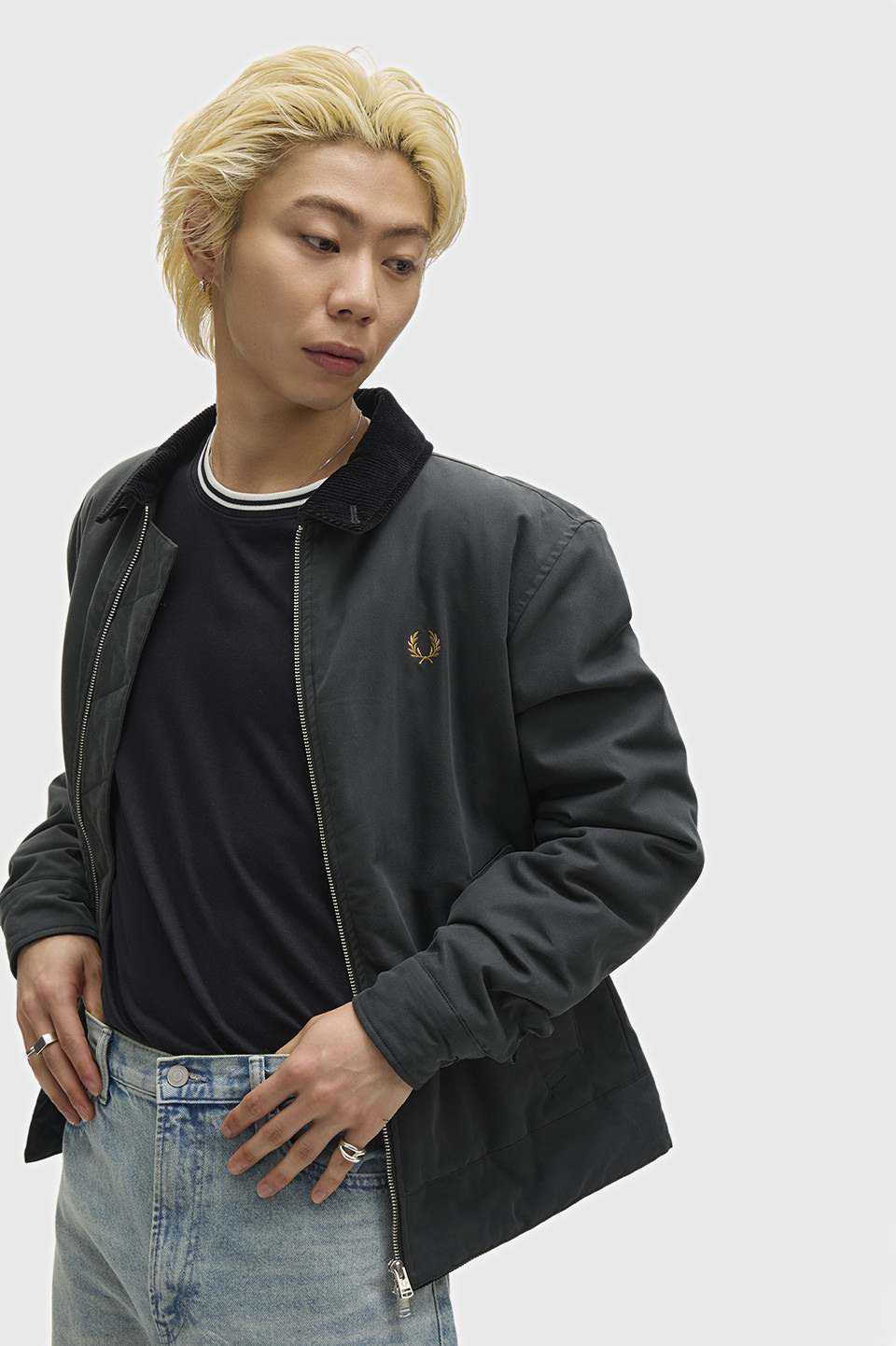 モデル:H180 B86 W70 H90 着用サイズ:M