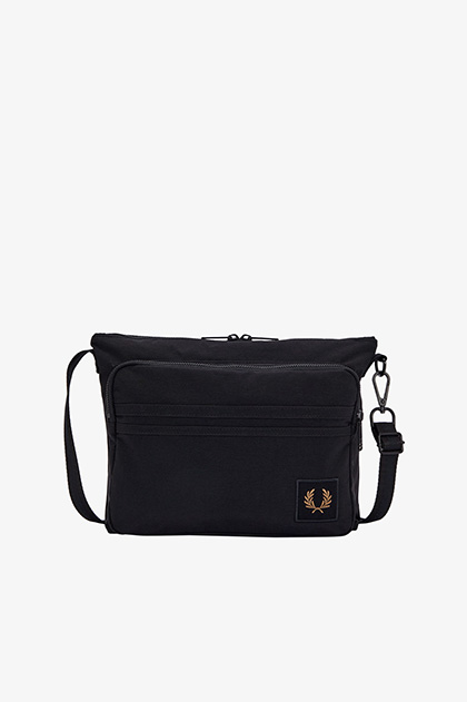 タグ付き　未使用　FRED PERRY ロゴ　チャーム　ブラウン ビジネスバッグ Brentham Nylon Side Bag(1SZ 248：NAVY): | FRED PERRY JAPAN