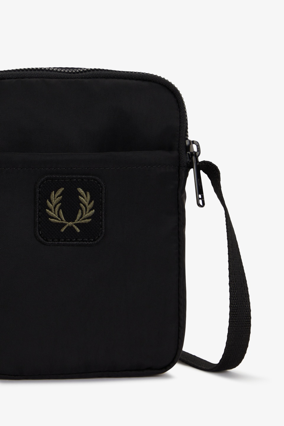 Crinkle Nylon Small Side Bag(1SZ 102：BLACK): | FRED PERRY JAPAN