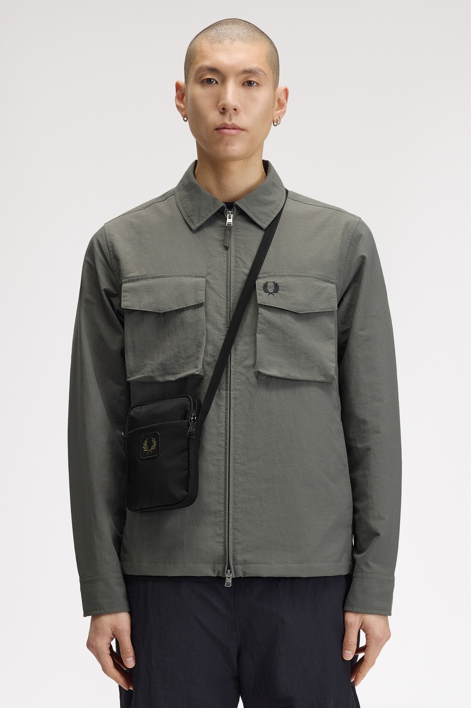 Crinkle Nylon Small Side Bag(1SZ 102：BLACK): | FRED PERRY JAPAN