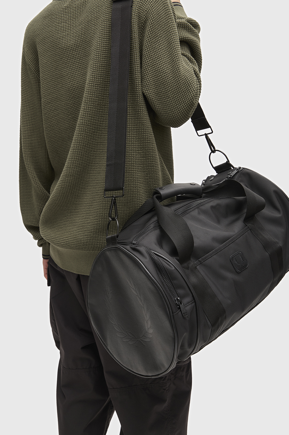 Black Canvas Large Barrel Bag(1SZ 102：BLACK): | FRED PERRY JAPAN
