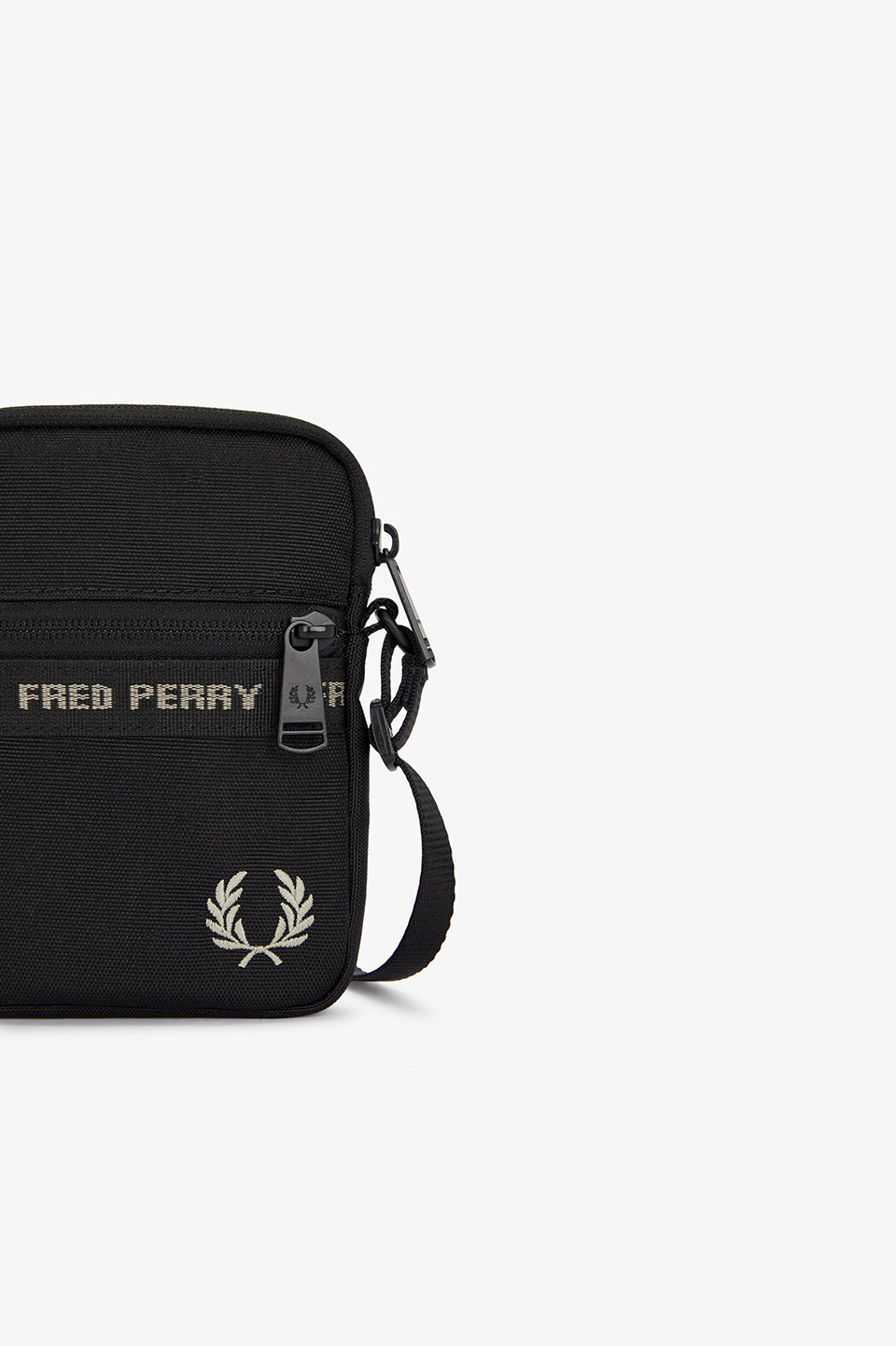 Fred Perry Taped Side Bag(1SZ V67:BLACK / WARM GREY): | FRED