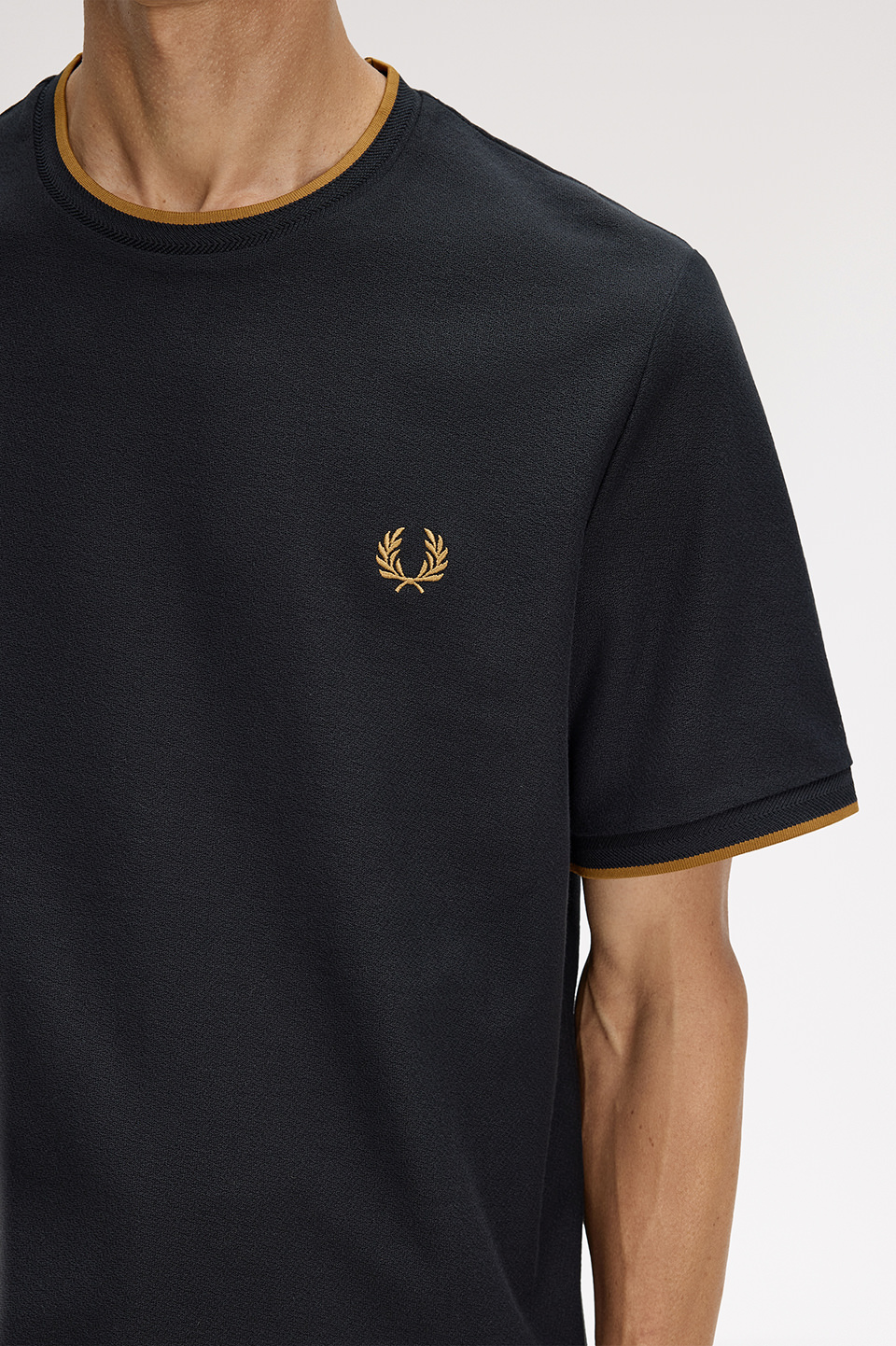 Trim Detail Crepe Pique T-Shirt(S 102：BLACK): | FRED PERRY JAPAN