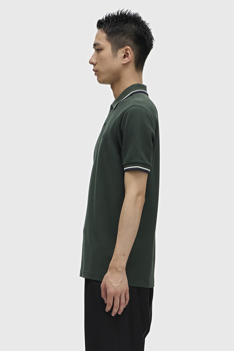 モデル:H182 B80 W68 H89.5 着用サイズ:M