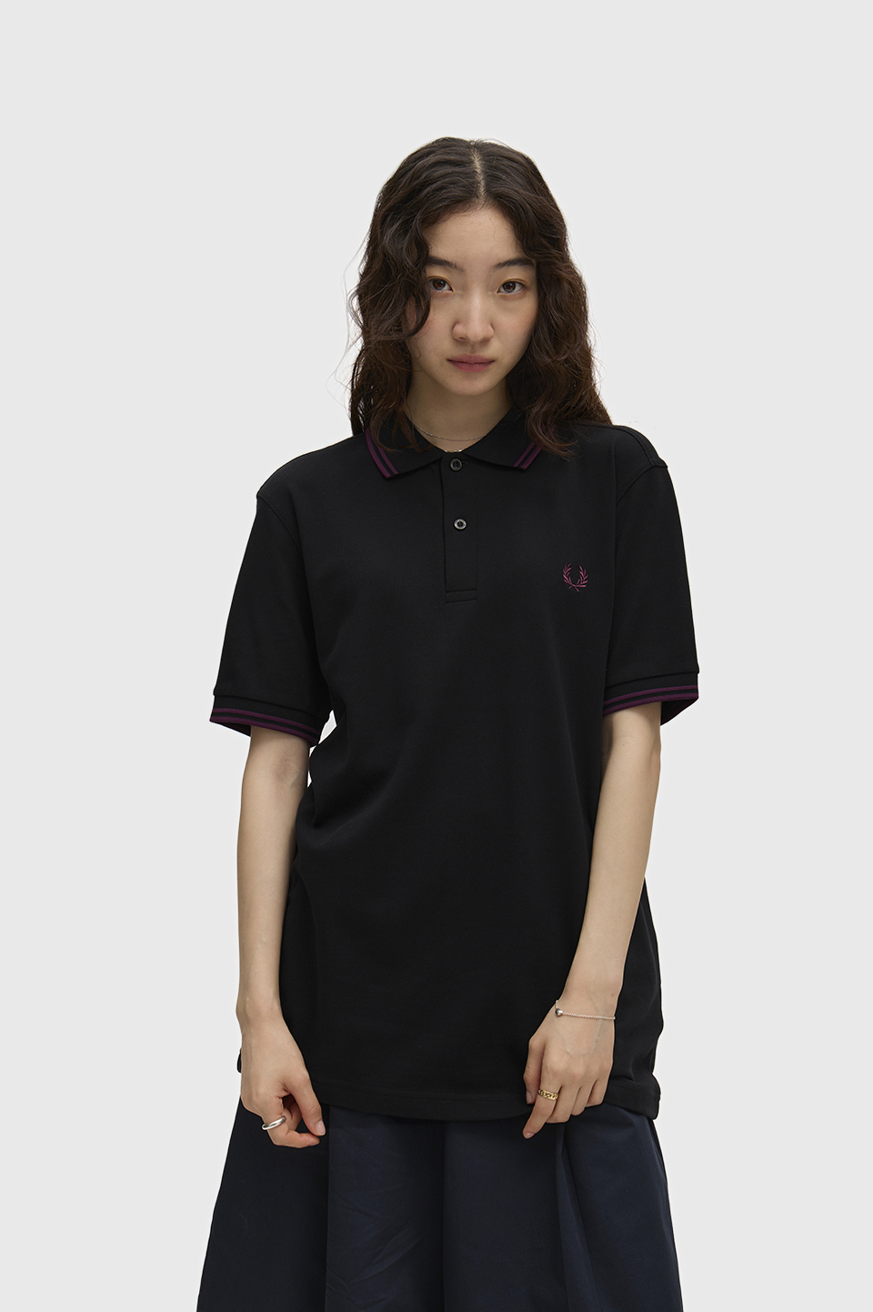 The Fred Perry Shirt - M3600 87C:BLACK / PLUM / PLUM S