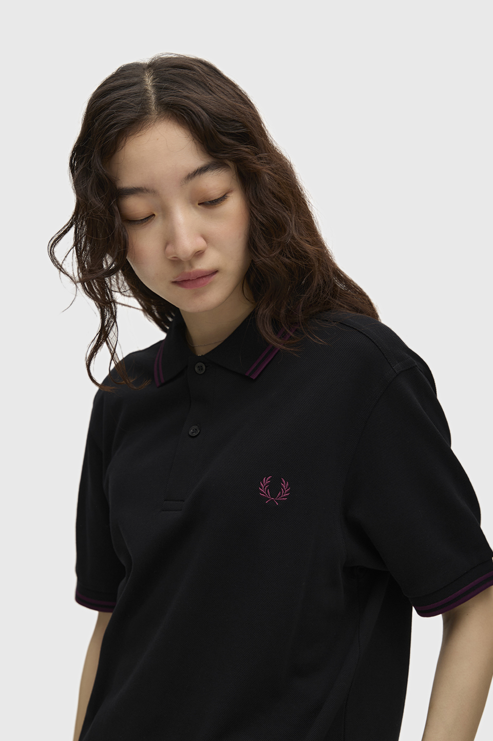 The Fred Perry Shirt - M3600 87C:BLACK / PLUM / PLUM S