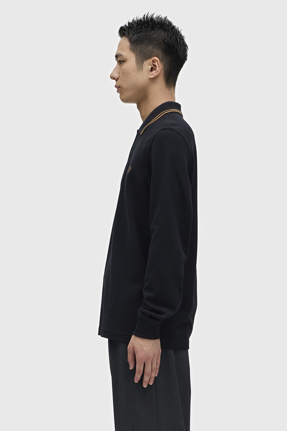 モデル:H182 B80 W68 H89.5 着用サイズ:M