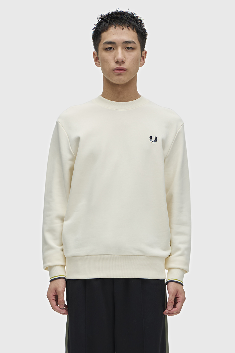 モデル:H182 B80 W68 H89.5 着用サイズ:M