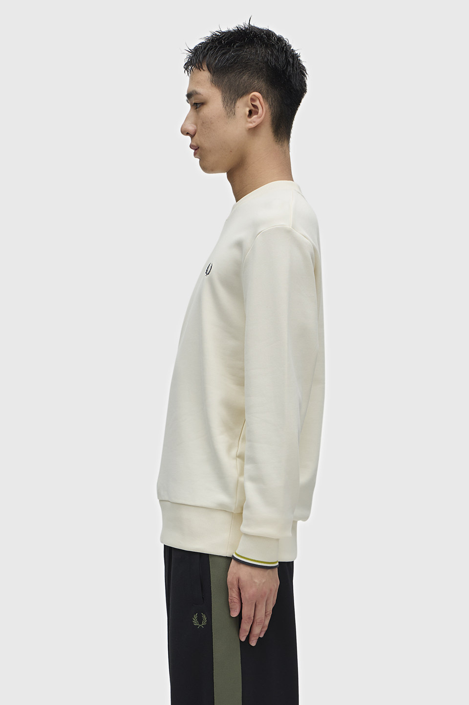 モデル:H182 B80 W68 H89.5 着用サイズ:M