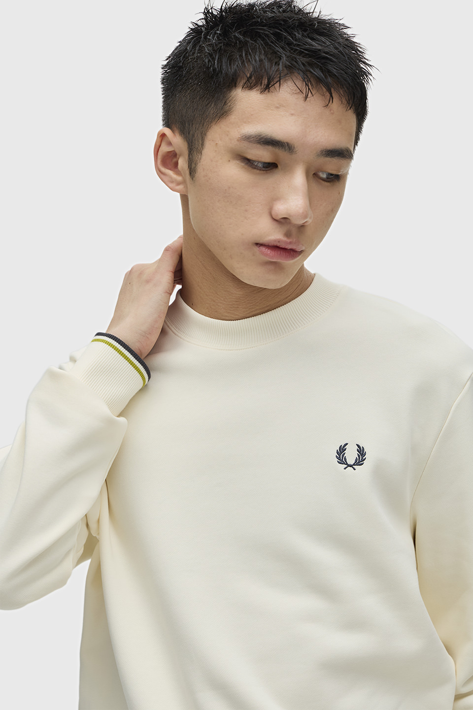 モデル:H182 B80 W68 H89.5 着用サイズ:M