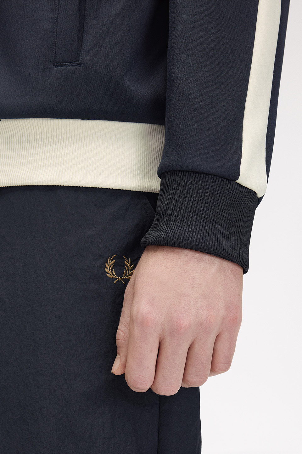 モデル:H188 B91 W76 着用サイズ:M