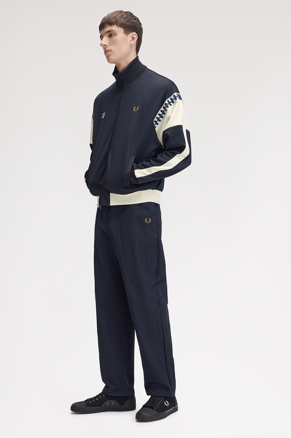 モデル:H188 B91 W76 着用サイズ:M