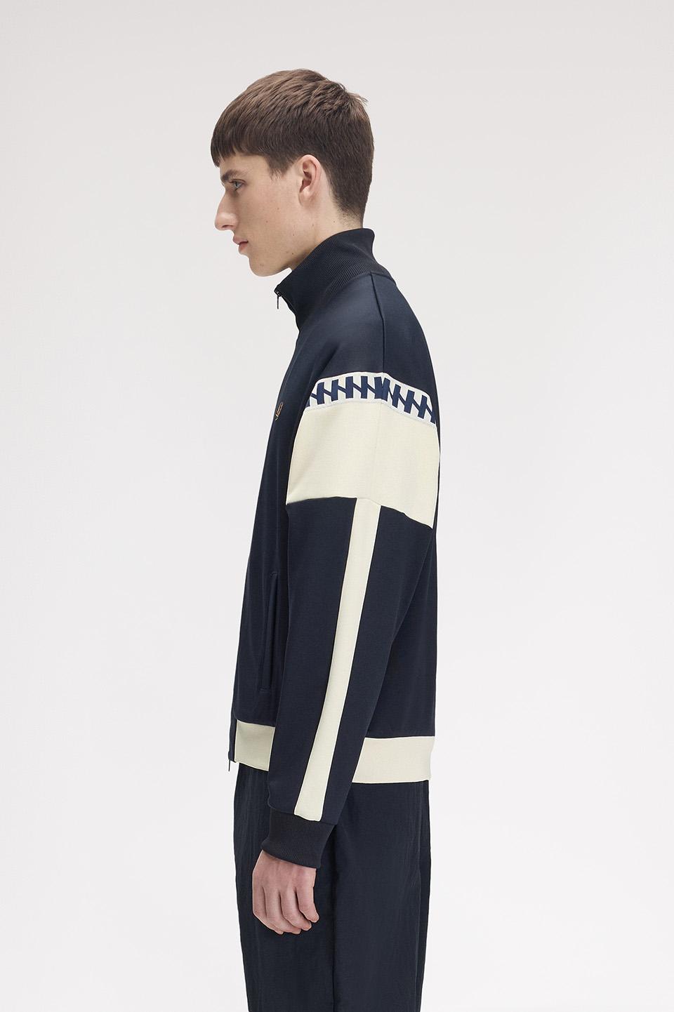 モデル:H188 B91 W76 着用サイズ:M