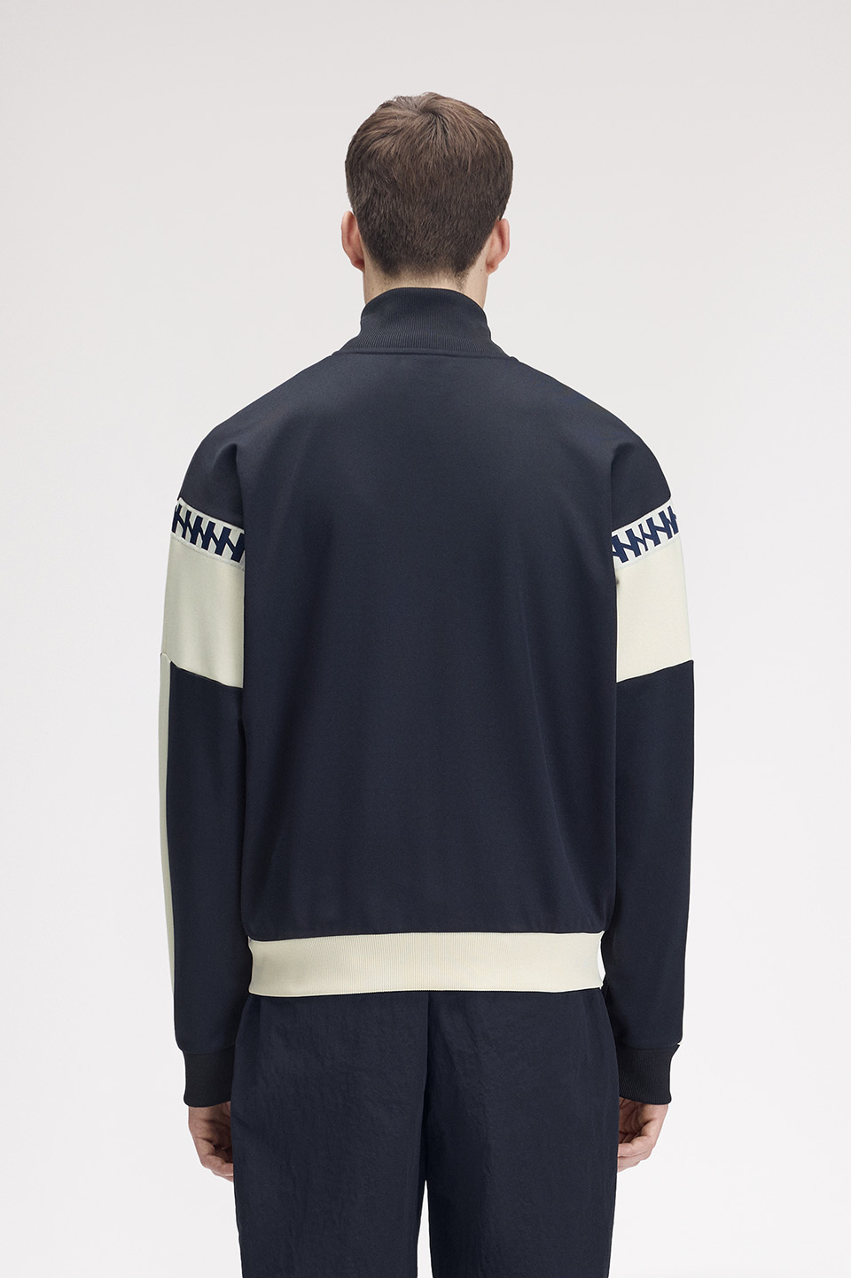 モデル:H188 B91 W76 着用サイズ:M