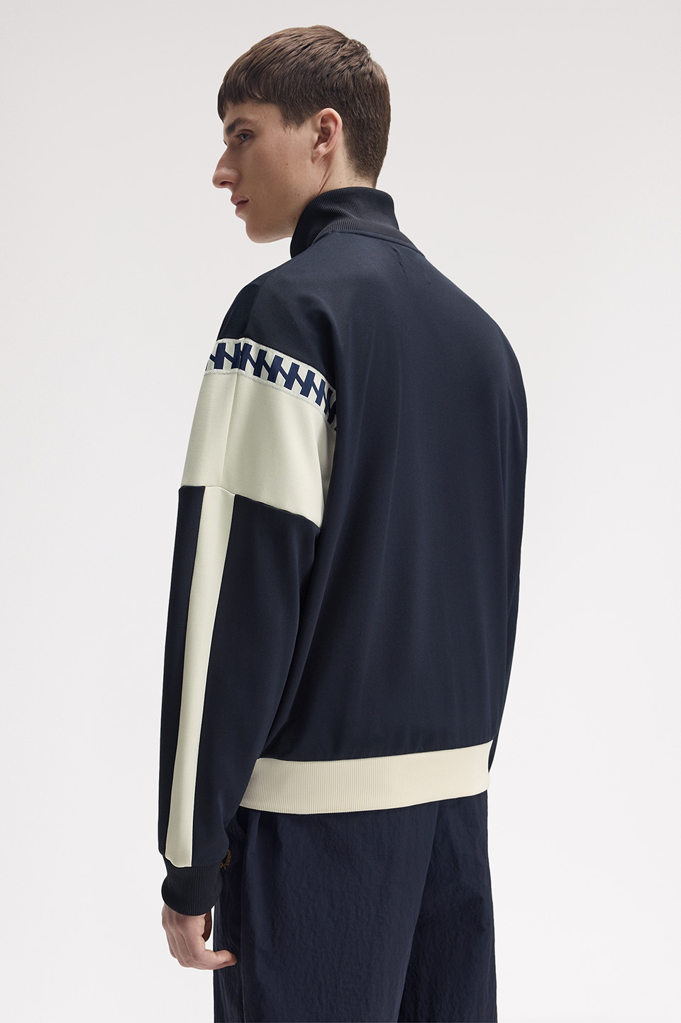 モデル:H188 B91 W76 着用サイズ:M