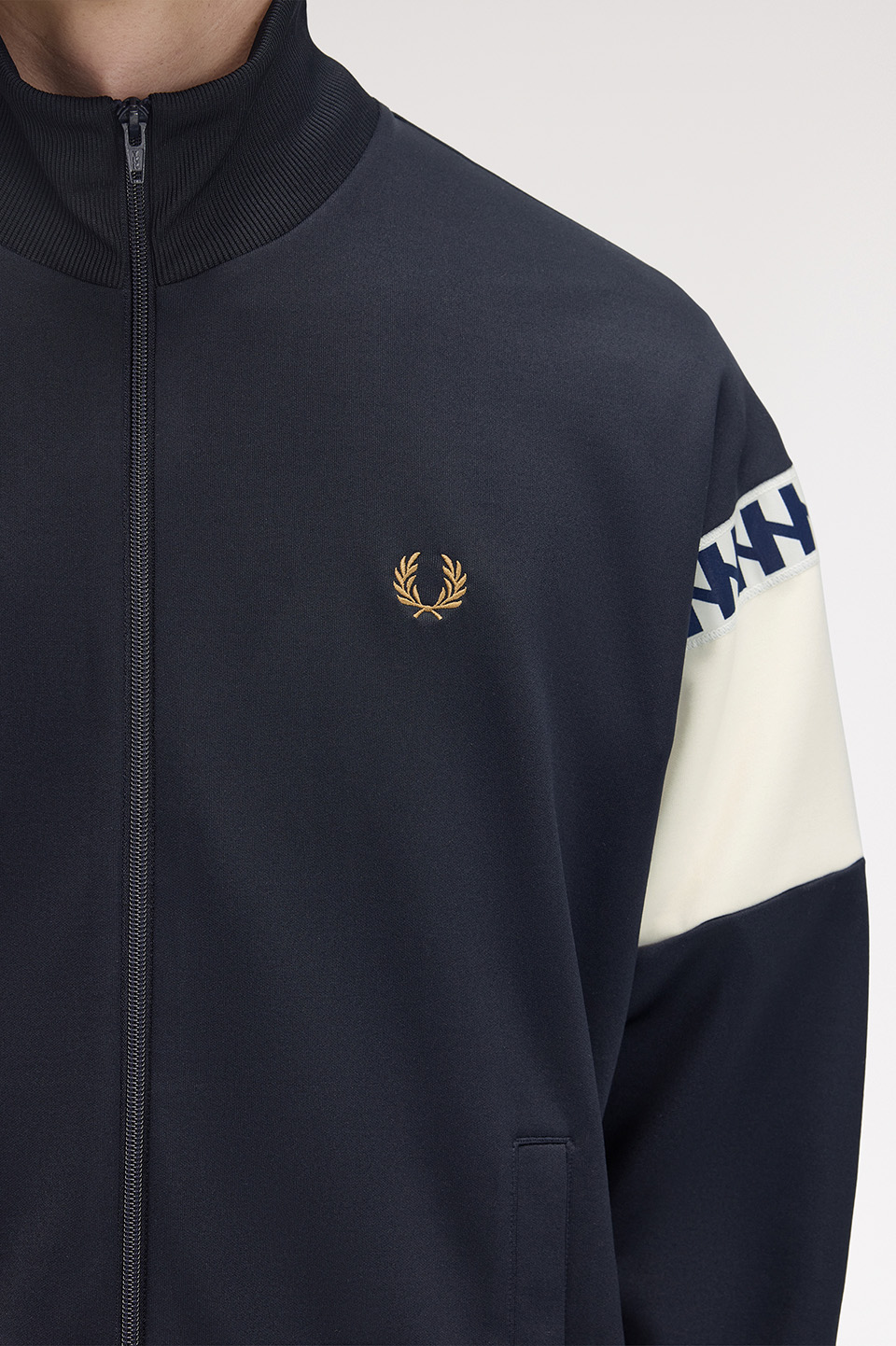 モデル:H188 B91 W76 着用サイズ:M