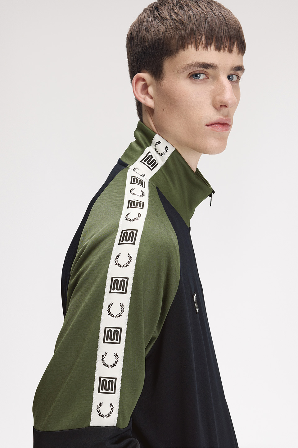 モデル:H188 B91 W76 着用サイズ:M