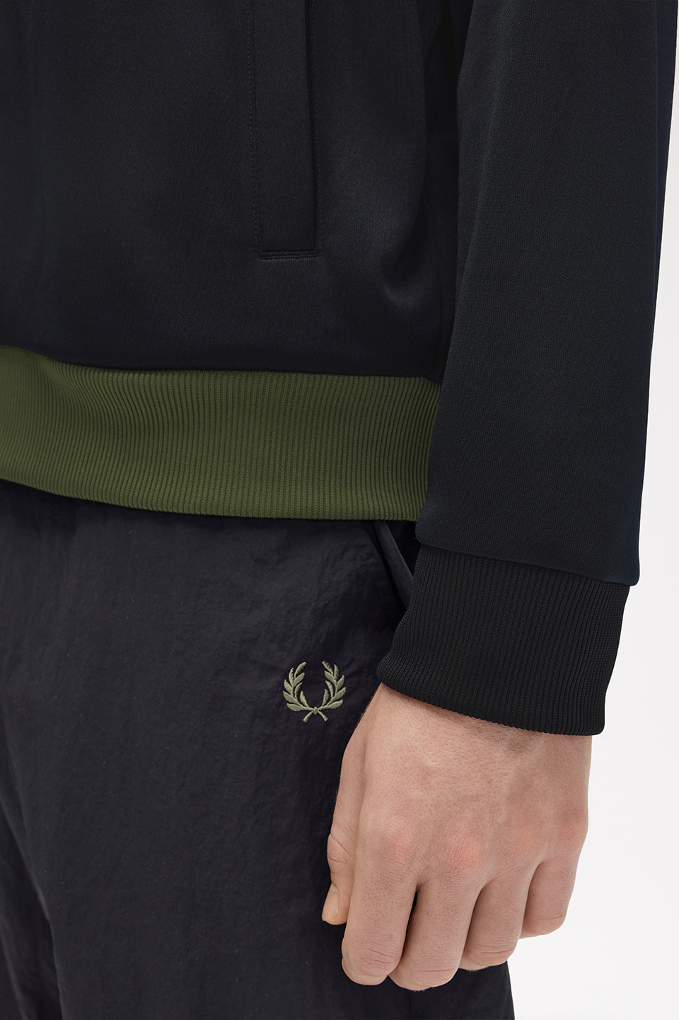 モデル:H188 B91 W76 着用サイズ:M