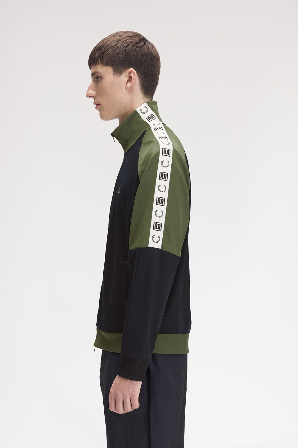 モデル:H188 B91 W76 着用サイズ:M