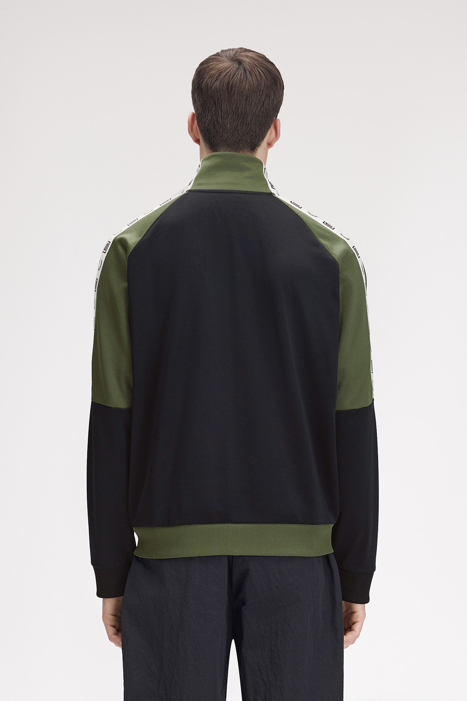 モデル:H188 B91 W76 着用サイズ:M