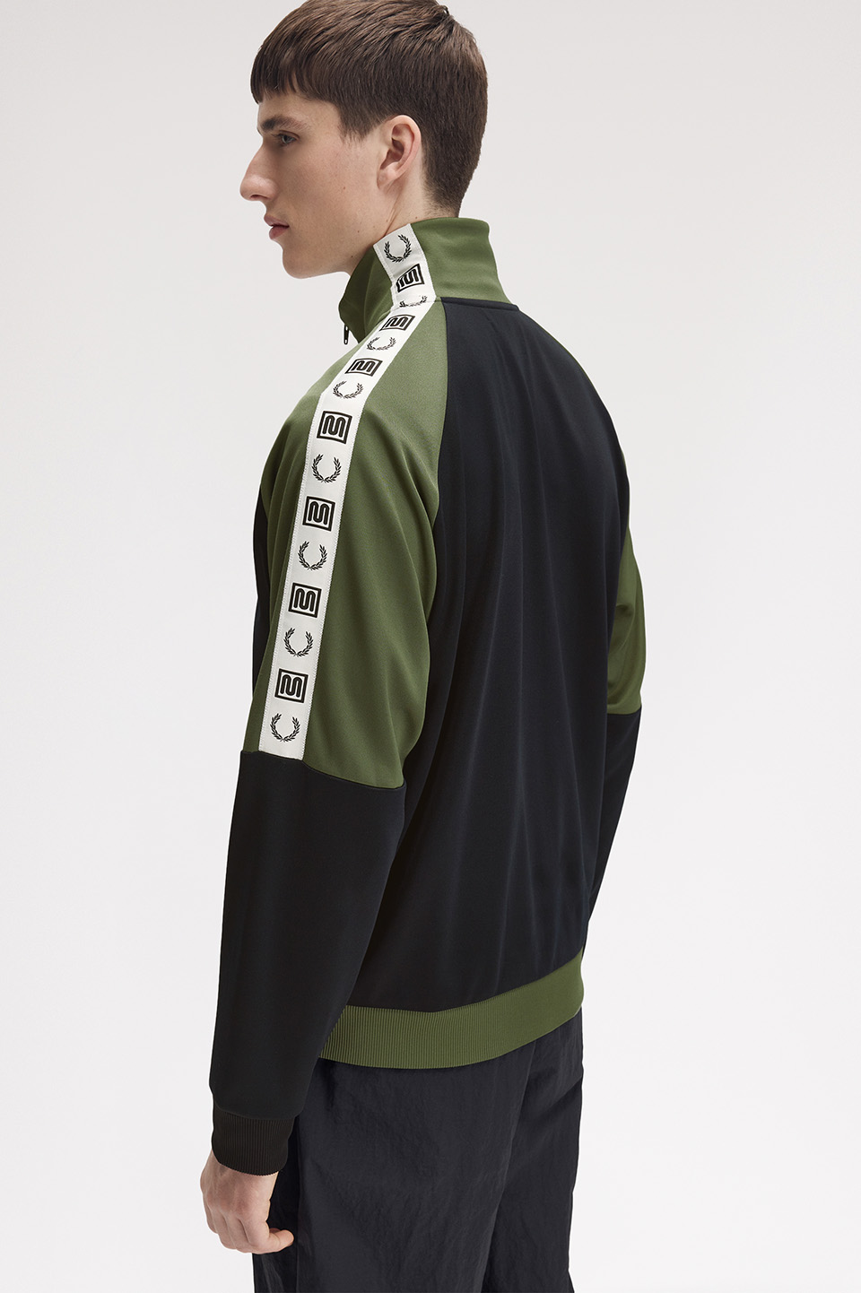 モデル:H188 B91 W76 着用サイズ:M