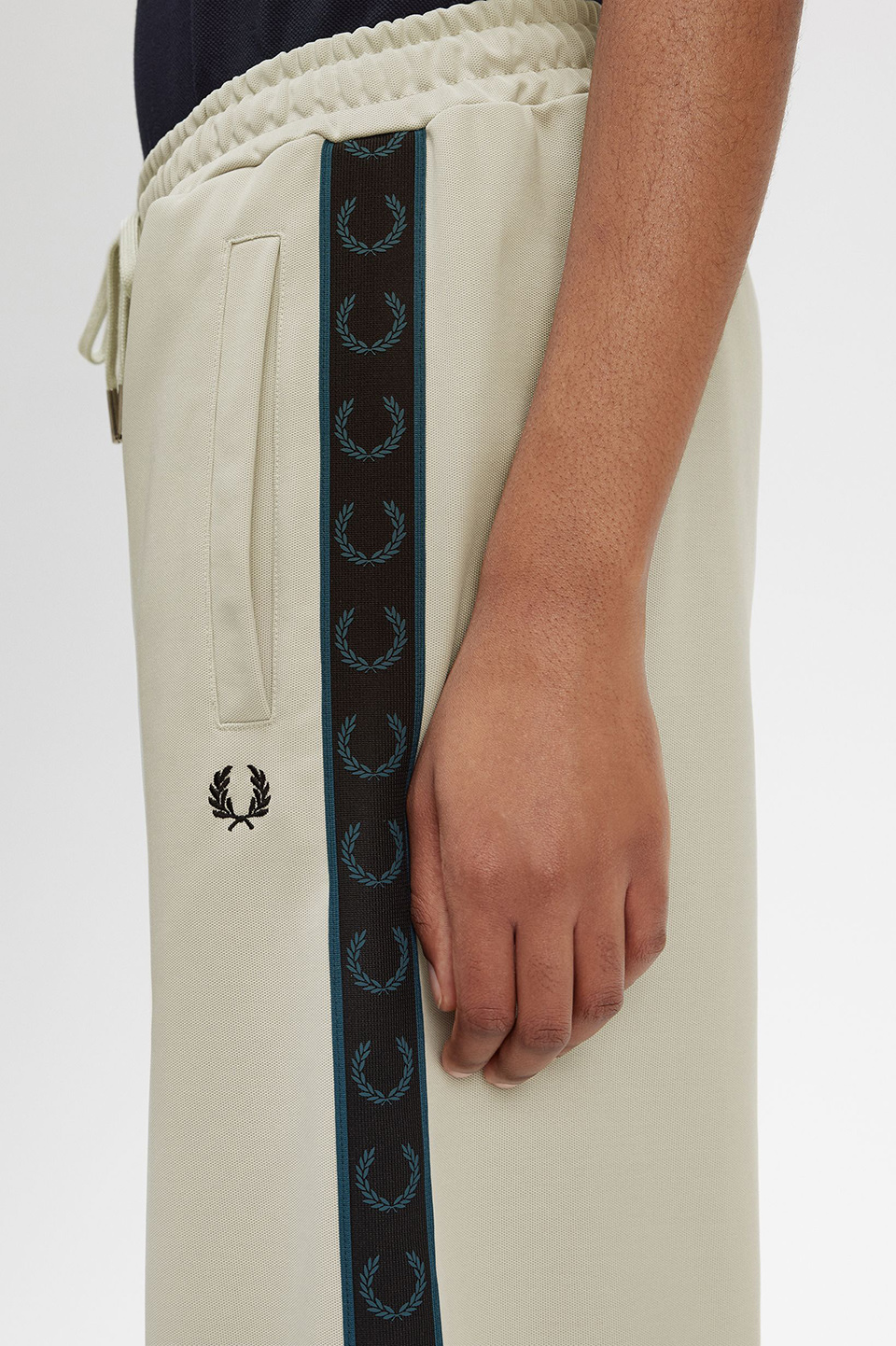 Taped Track Pants(10 P04：LIGHT OYSTER): | FRED PERRY JAPAN
