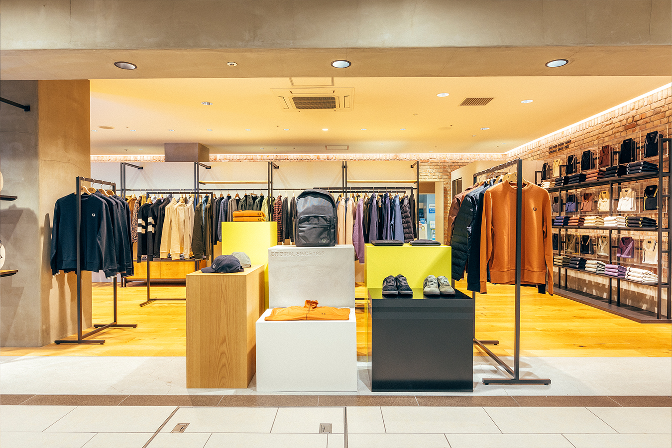 <i>FRED PERRY 金沢百番街リント</i>